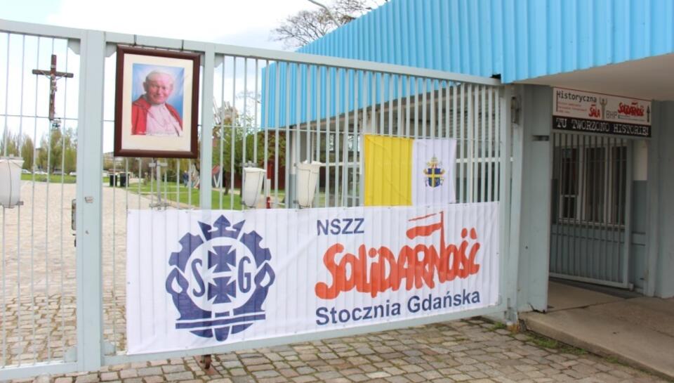 Brama Stocznii Gdańskiej. W 1980 r. w sali BHP w Stoczni Gdańskiej podpisano porozumienia sierpniowe / autor: Fratria