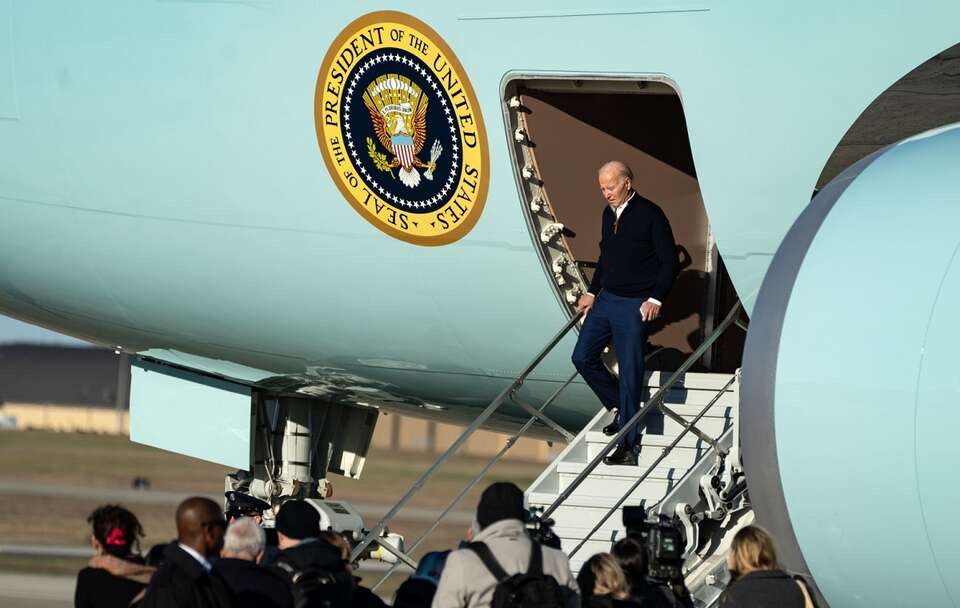 Prezydent USA Joe Biden na płycie lotniska bazy Andrews / autor: PAP/EPA/Leigh Vogel / POOL