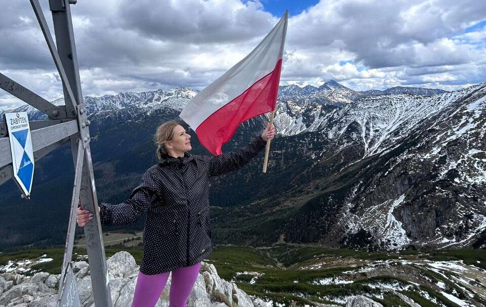 Marta Nawrocka z biało-czerwoną flagą na Giewoncie / autor: FB/Marta Nawrocka