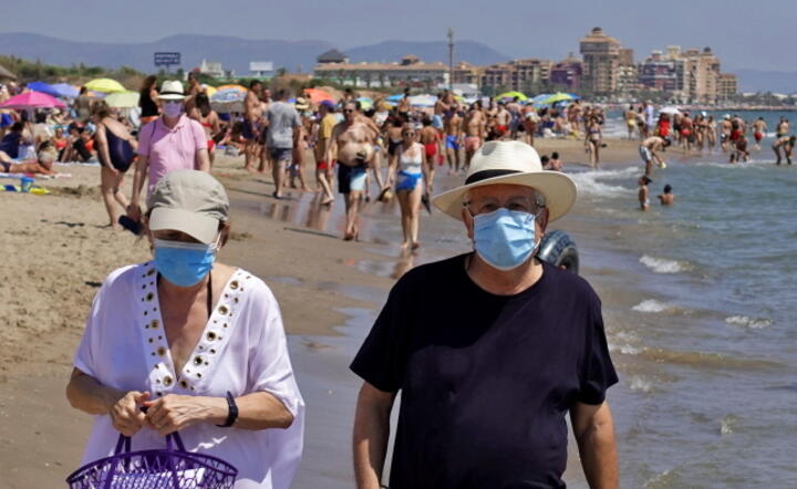 Śródziemnomorskie plaże Katalonii są pełne mimo ostrzeżeń włądz  / autor: PAP/EPA/MANUEL BRUQUE