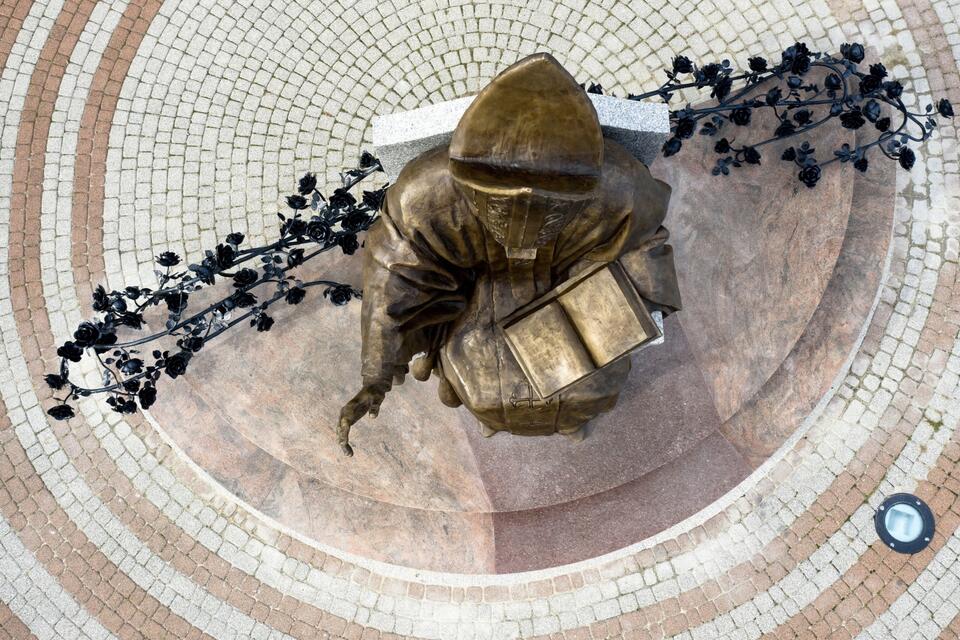 Pomnik św. Jana Pawła II w Parku Papieskim w Rzeszowie / autor: PAP 