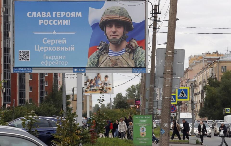 Bilbord w Sankt Petersburgu z rosyjskim żołnierzem i sloganem: "Chwała bohaterom Rosji" / autor: PAP/EPA/ANATOLY MALTSEV