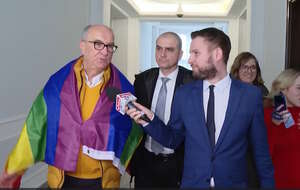 Marszałek Sejmu Włodzimierz Czarzasty paradował po sejmowych korytarzach we fladze LGBTQ. / autor: Telewizja wPolsce24