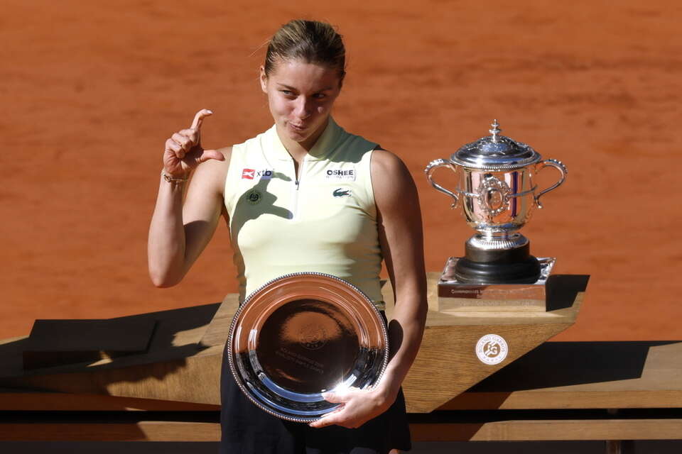 Maja Chwalińska z nagrodą za drugie miejsce we French Open / autor: PAP/EPA