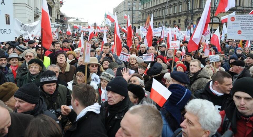 Manifestacja w obronie TV Trwam w Warszawie, 18 lutego.  Fot. Andrzej Hrechorowicz / PAP
