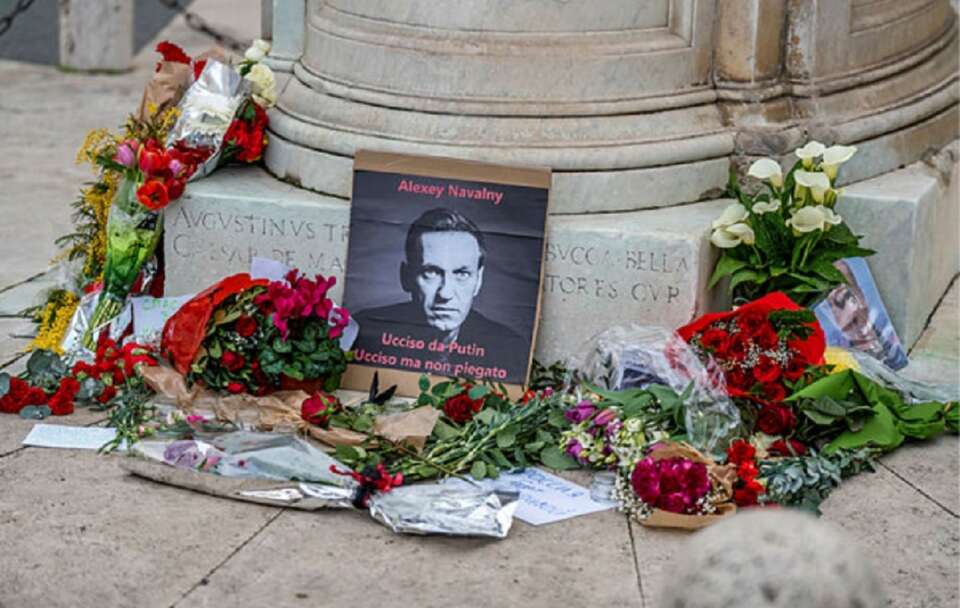 Kwiaty pod zdjęciem Aleksieja Nawalnego w Rzymie / autor: Fratria