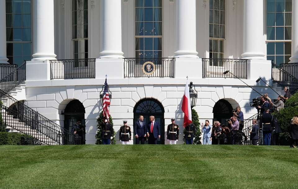 Prezydent RP Karol Nawrocki i prezydent USA Donald Trump przed Białym Domem / autor: PAP/EPA/YURI GRIPAS / POOL