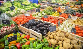 Polacy marnują jedzenie. Najczęściej do kosza trafiają owoce, warzywa i pieczywo