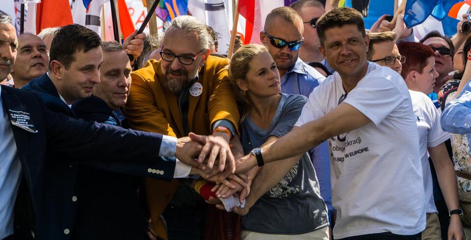 Mateusz Kijowski z liderami opozycji - marsz KOD, maj 2016 roku / autor: Fot.wPolityce.pl/Andrzej Skwarczyński