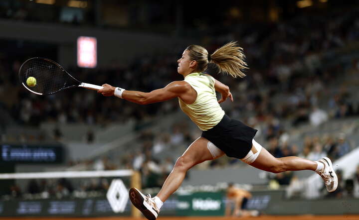 Maja Chwalińska na korcie w Paryżu w wygranym meczu półfinałowym Rolland Garros / autor: PAP/EPA/YOAN VALAT