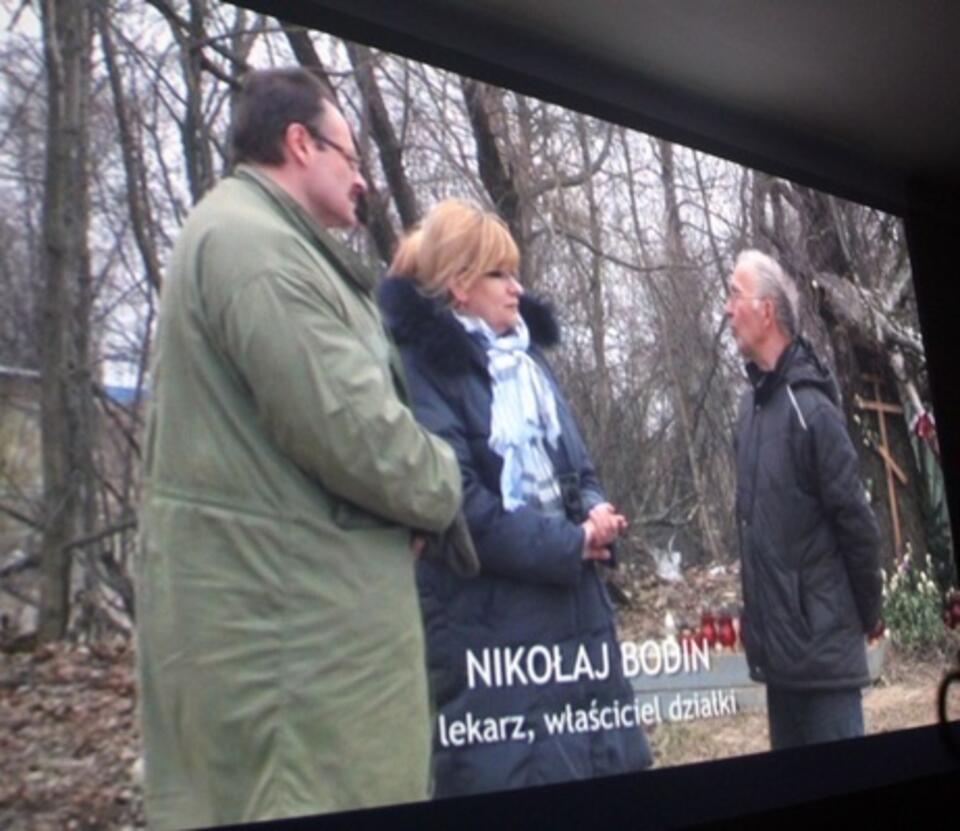Kadr z filmu "Anatomia Upadku". Anita Gargas w rozmowie z jednym ze świadków tragedii.