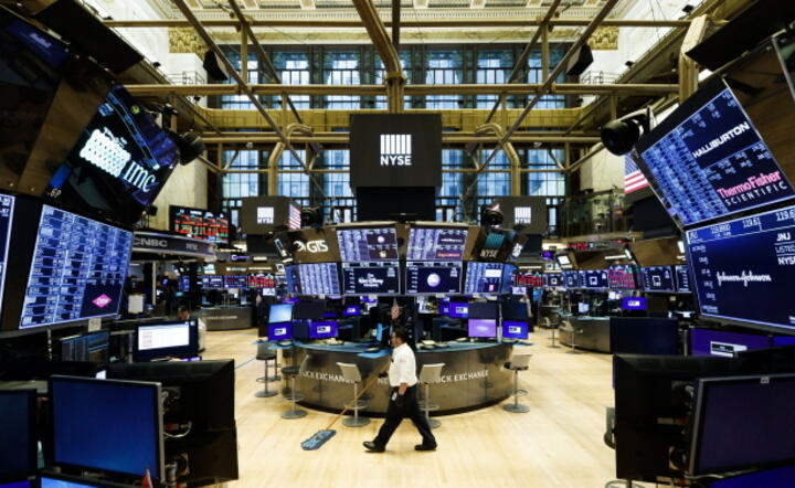 Znak czasu: od poniedziałku 23 marca parkiet Wall Street będzie zamknięty. Handel na NYSE będzie odbywał się tylko zdalnie / autor: PAP/EPA/JUSTIN LANE