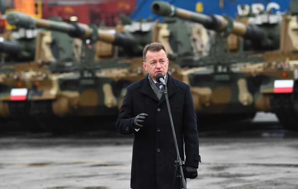 Wicepremier, minister obrony narodowej Mariusz Błaszczak podczas odbioru pierwszych koreańskich czołgów K2 oraz haubic K9 na terenie Terminalu Kontenerowego w Gdyni / autor: PAP/Adam Warżawa