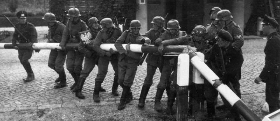 1 września 1939, Niemcy wkraczają do Polski (propagandowe zdjęcie pozowane) / autor: Bundesarchiv Bild/pl.wikipedia.org