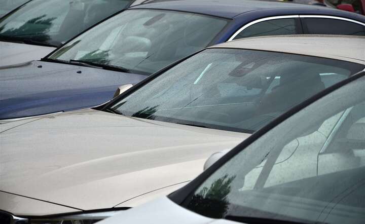 Globalne kryzysy drastycznie ograniczają podaż nowych aut, co zmusza rzesze kierowców do szukania alternatyw na rynku wtórnym / autor: materiały prasowe