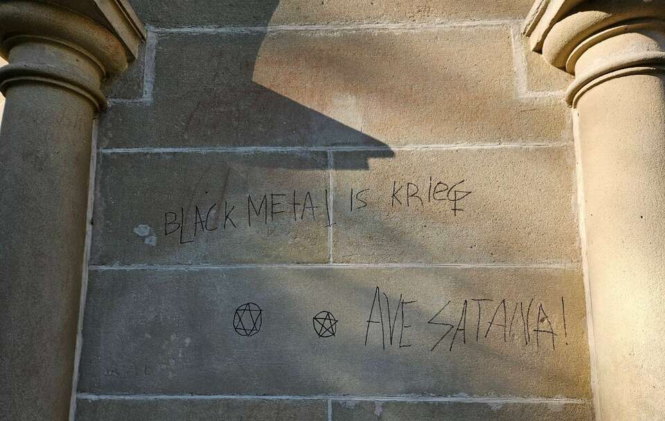 Satanistyczne napisy w Kalwarii Zebrzydowskiej! Policja reaguje / autor: X/@Sankt_Kalwaria