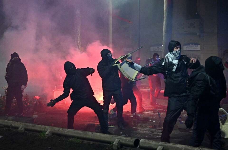 Bitwa uliczna w Turynie, kilkanaście osób jest rannych / autor: PAP/EPA