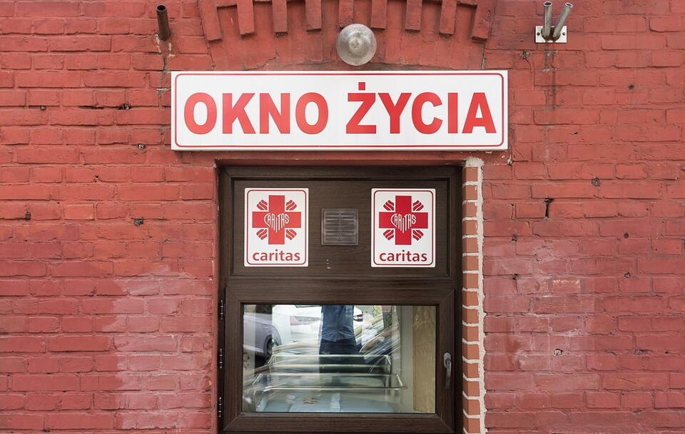Okno Życia przy ul. Hożej 53 w Warszawie / autor: Wikimedia Commons-Adrian Grycuk/Creative Commons Attribution-Share Alike 3.0 Poland