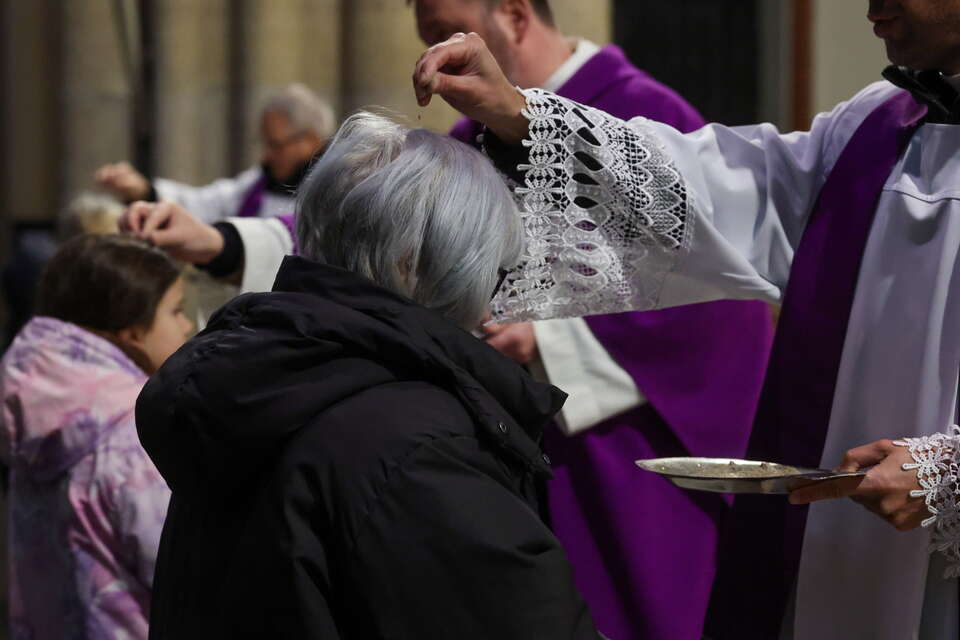 Obrzęd posypania głów popiołem. Środa Popielcowa rozpoczyna w Kościele katolickim trwający 40 dni okres Wielkiego Postu / autor: PAP/Marian Zubrzycki