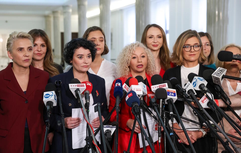 Posłanki Lewicy: Joanna Scheuring-Wielgus, Dorota Olko, Anna Maria Żukowska, Katarzyna Kotula, Agnieszka Dziemianowicz-Bąk oraz senator Magdalena Biejat prezentują projekty liberalizacji aborcji / autor: Fratria