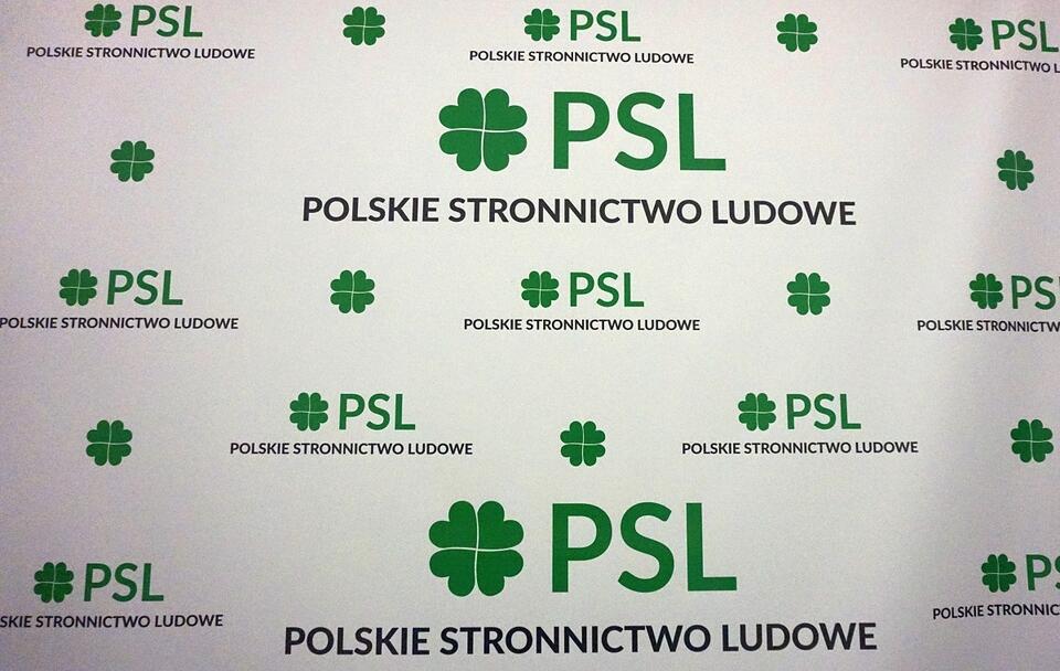 Tablica z logo PSL w Sejmie / autor: Fratria