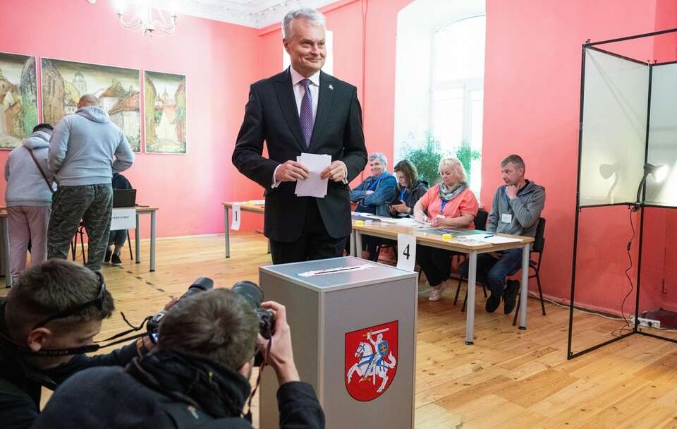 Prezydent Litwy Gitanas Nauseda głosuje w Wilnie podczas wyborów prezydenckich / autor: PAP/Valdemar Doveiko