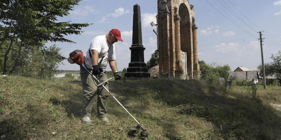 Porządkowanie cmentarza w Wiśniowcu, fot. M. Czutko