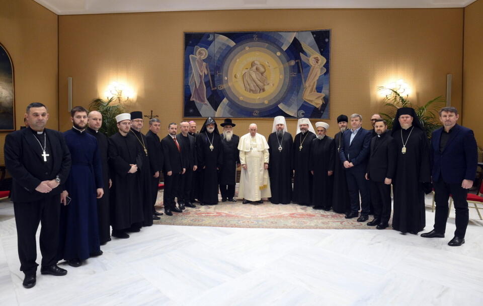 Delegacja Ukraińskiej Rady Kościołów i Organizacji Religijnych podczas spotkania z papieżem / autor:  	PAP/EPA/VATICAN MEDIA HANDOUT