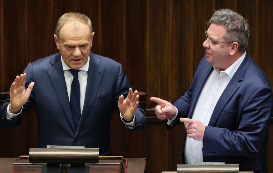 Donald Tusk wpadł we własne sidła oskarżając posła Michała Wójcika o zagłosowanie za poprawkę, która sam później poparł.  / autor: PAP/Tomasz Gzell/PAP/Paweł Supernak