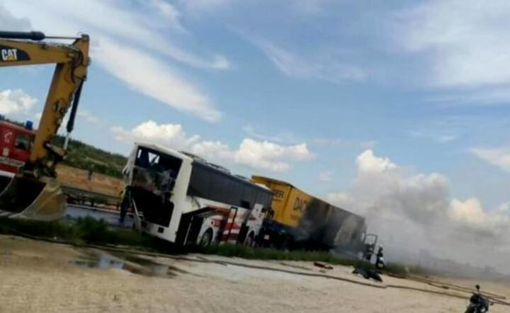Zderzenie autobusu i dwóch ciężarówek. Wielu rannych