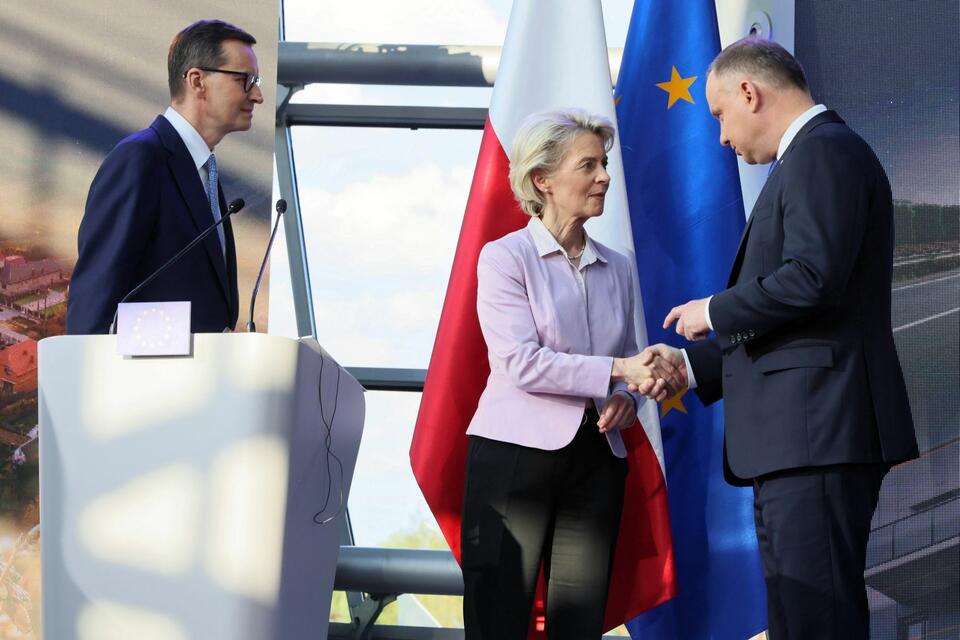 ewodnicząca Komisji Europejskiej Ursula von der Leyen (C), prezydent RP Andrzej Duda (P) oraz premier RP Mateusz Morawiecki (L) po zakończeniu wypowiedzi dla mediów w siedzibie Polskich Sieci Elektroenergetycznych S.A. w Konstancinie-Jeziornie, 2 bm. / autor: PAP/Leszek Szymański