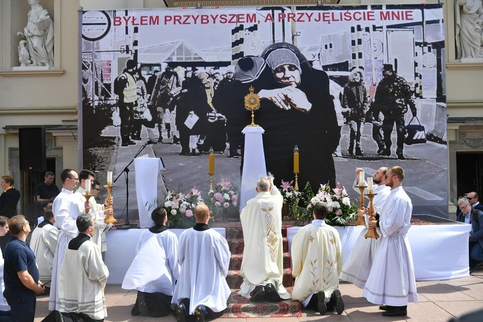 Jeden z czterech ołtarzy procesji centralnej w Warszawie nawiązywał do pomocy ukraińskim uchodźcom / autor: PAP/Piotr Nowak