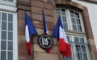 Francja: Zapowiedź "siłowej" reformy osłabiła rząd