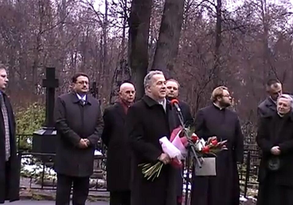 Tomasz Turowski przemawia na uroczystości w Rosji, Fot. Youtube.pl