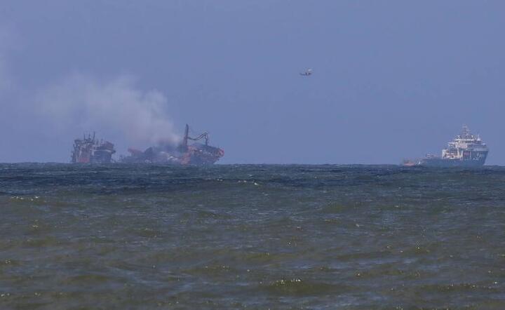 Pożar kontenerowca - zdjęcie ilustracyjne  / autor: PAP/EPA/CHAMILA KARUNARATHNE