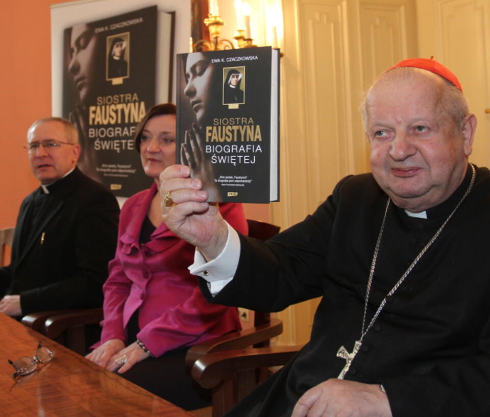 Kard. Stanisław Dziwisz podczas promocji książki "Siostra Faustyna. Biografia świętej" w krakowskiej Kurii, 4 bm. PAP/Jacek Bednarczyk