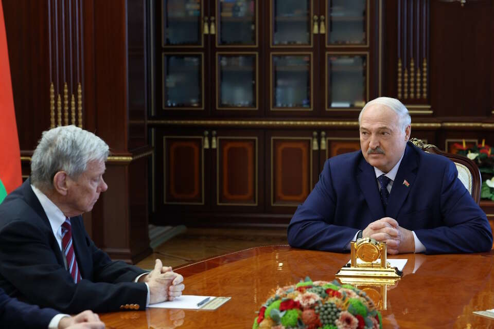 Na zdjęciu Aleksandr Łukaszenka oraz wysłannik prezydenta USA John Coale / autor: PAP/EPA/BELARUSIAN PRESIDENTIAL PRESS SERVICE HANDOUT