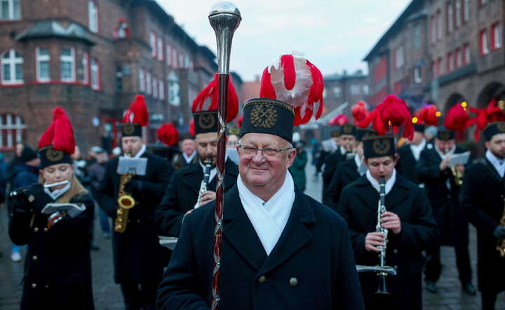  Kapelmistrz Andrzej Pisarzowski i barbórkowa pobudka Orkiestry Dętej KWK "Wieczorek" - przemarsz orkiestry górniczej ulicami osiedla Nikiszowiec w Katowicach / autor: PAP/Jarek Praszkiewicz