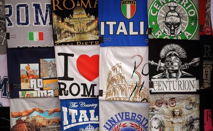 Stoisko z włoskimi t-shirtami / autor: Pixabay