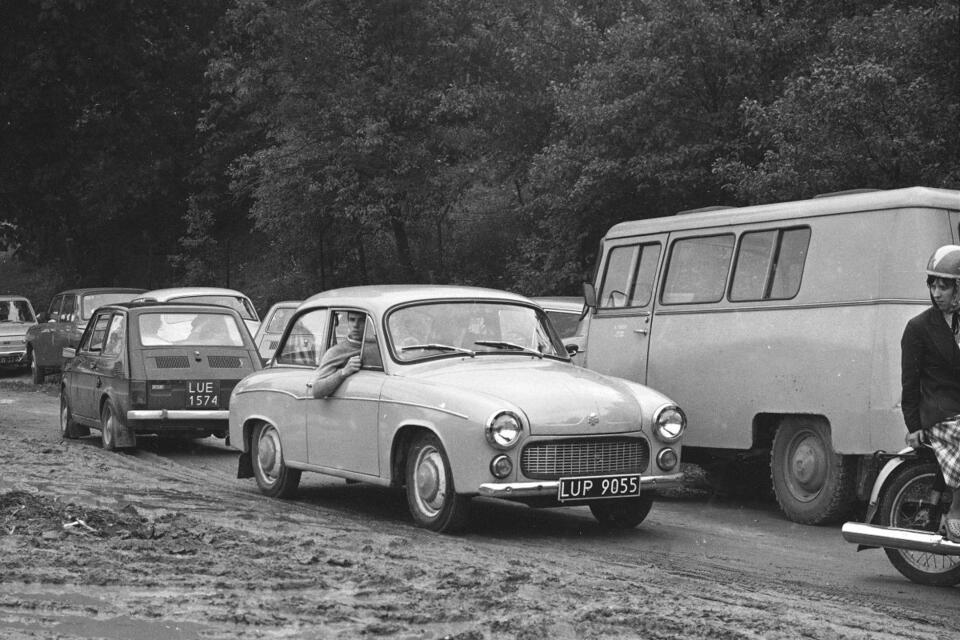 Samochody na ul. Puławskiej - na pierwszym planie Syrena 105, za nim Fiat 126p. Z prawej widoczny motocykl. / autor: Narodowe Archiwum Cyfrowe