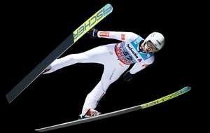 Kacper Tomasiak zajął piąte miejsce w konkursie Pucharu Świata w skokach narciarskich w Engelbergu. / autor:  EPA/PHILIPP SCHMIDLI Dostawca: PAP/EPA.