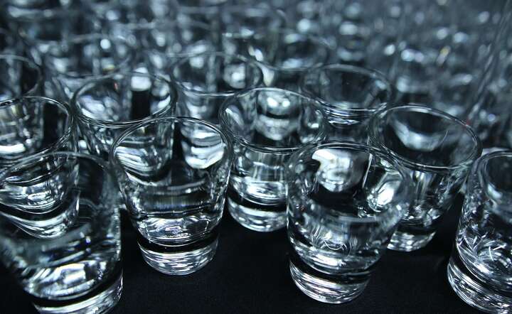 Rząd premiera Donalda Tuska planuje dużo wyższe od zapowiadanych podwyżki akcyzy na alkohol / autor: Pixabay