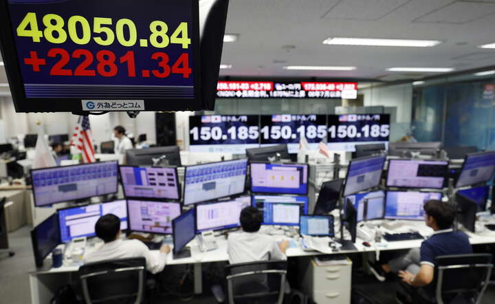 W godzinach porannych w Tokio panuje euforia po wyborze Sanae Takaichi jako kandydatki na stanowisko premiera. Indeks Nikkei zyskuje ponad 5 proc. / autor: PAP/EPA/FRANCK ROBICHON