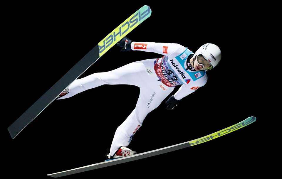 Kacper Tomasiak zajął piąte miejsce w konkursie Pucharu Świata w skokach narciarskich w Engelbergu. / autor:  EPA/PHILIPP SCHMIDLI Dostawca: PAP/EPA.