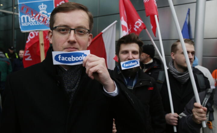 Poseł niezrzeszony, prezes Ruchu Narodowego Robert Winnicki podczas demonstracji przed siedzibą Facebooka w Warszawie, fot. PAP/Tomasz Gzell