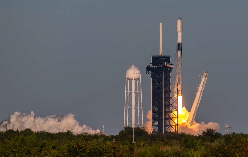 Falcon 9 / autor: wikimedia.commons: U.S. Space Force photo by Joshua Conti/https://www.dvidshub.net/image/7005095/sld-45-supports-first-launch-2022