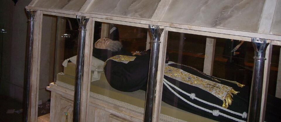 Ciało ojca Pio wystawione na widok publiczny w 2008 roku - 40 lat po śmierci / autor: Manfredonia at Italian Wikipedia/commons.wikimedia.org