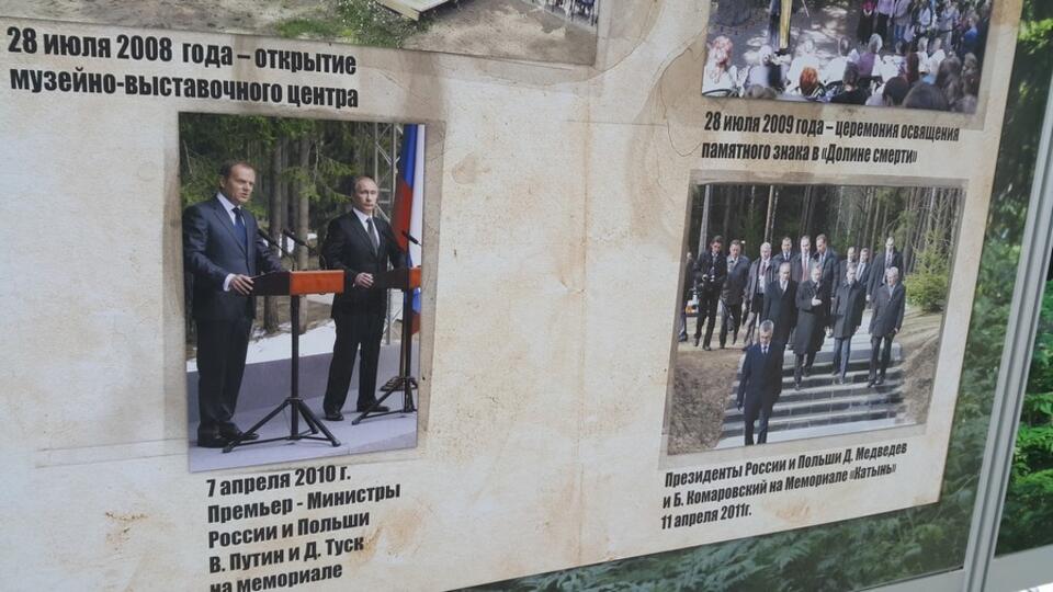 Tablice informacyjne na terenie Memoriału w Katyniu ze zdjęciami z wizyty Donalda Tuska i Władimira Putina 7 kwietnia 2010 r. / autor: Marek Pyza / Fratria