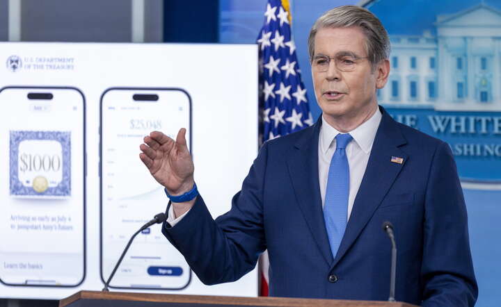 Sekretarz skarbu USA Scott Bessent na konferencji prasowe w sprawie m.in. emisji banknotów na 250. rocznicę niepodległości USA / autor: PAP/EPA/SHAWN THEW
