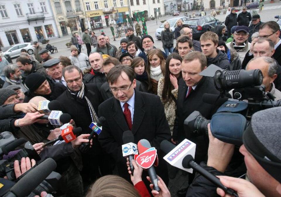 Europosłowie Zbigniew Ziobro i Jacek Kurski podczas konferencji prasowej na rynku w Nowym Sączu, 23 bm. PAP/Grzegorz Momot